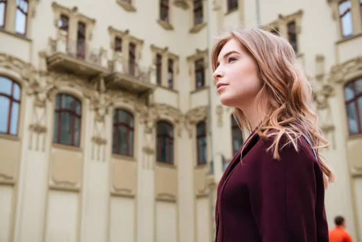 Coupe mi-longue texturée pour cheveux ondulés naturels facile entretien