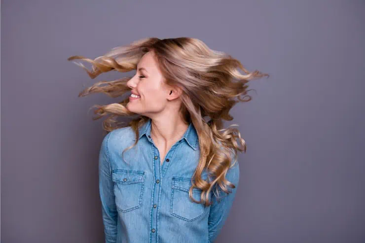 Coupe papillon mi-longue dégradée autour du visage tendance 2026