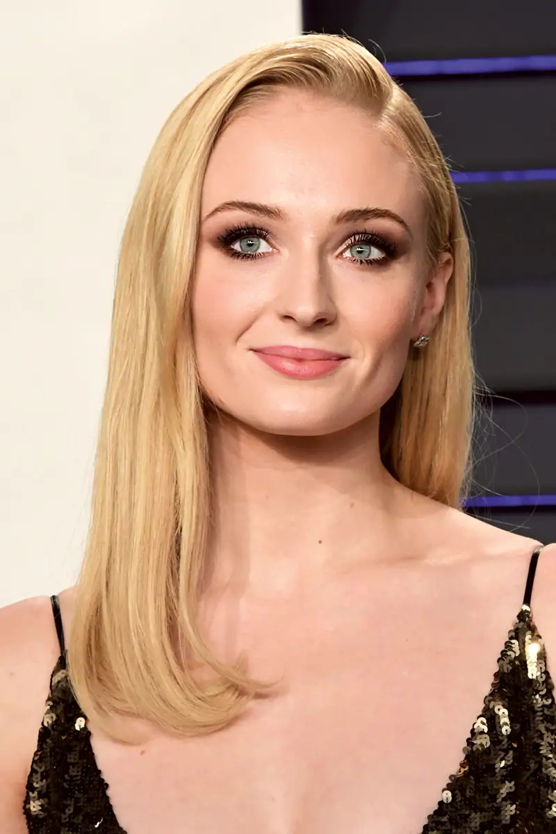 2. Une coupe de cheveux avec frange pour tous types de visages