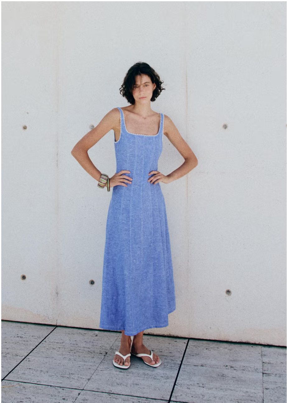 5. La robe longue bleue